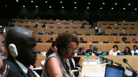 Marilia Schüller, assesora de programa de KOINONIA e missionária GBGM/Igreja Metodista Unida, durante a leitura do pronunciamento