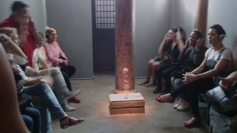 Xs alunxs puderam compartilhar suas vivências, relatando casos de tortura e aprisionamentos que, segundo elxs, faziam parte da realidade dos travestis.