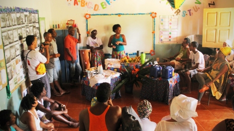 A líder quilombola Ana Célia fala da história da comunidade para jovens de terreiro